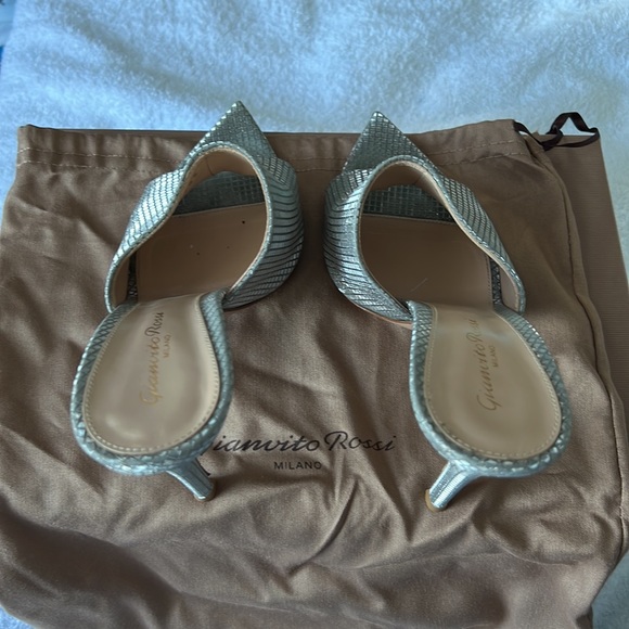 Gianvito Rossi, Alise silver mules. Gently used. Fits a true size 8 in women’s. - Picture 4 of 8